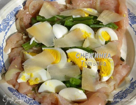 После маринования филе, берём одно, лук и все составляющие маринада сохраняем с одной стороны. Поверху кладём спаржевую фасоль на небольшом расстоянии, между ней – яйца, затем сыр.