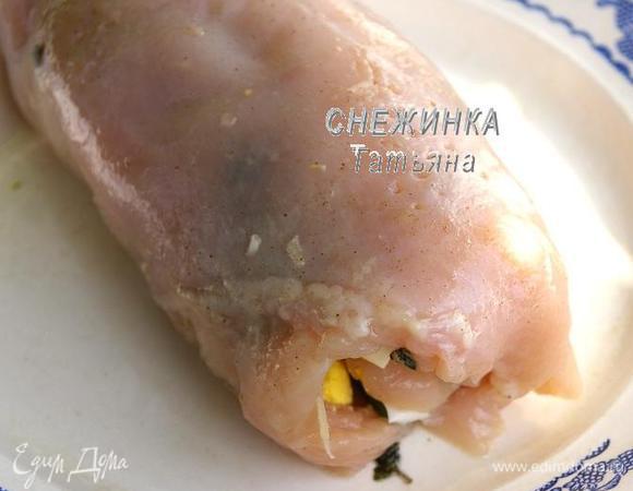 Аккуратно, не сильно сжимая, но в тоже время довольно плотно сворачиваем рулет. Аналогично формируем второй рулет.