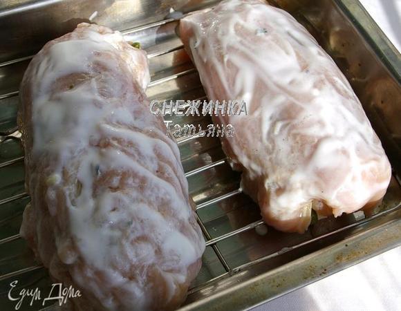 Кладём рулеты в форму для запекания. У меня с решёткой, поэтому я положила рулеты прямо на неё. Сверху слегка смазываем сметаной или йогуртом.