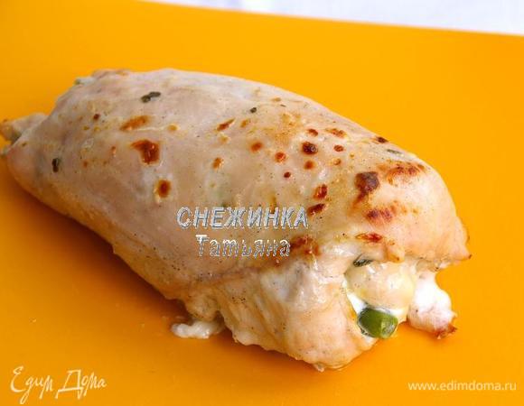 Отправляем в разогретую до 190С духовку на 40 минут, до лёгкой румяности. Вынимаем рулеты на доску, даём немного полежать, чтобы не потерять соки. Затем нарезаем.