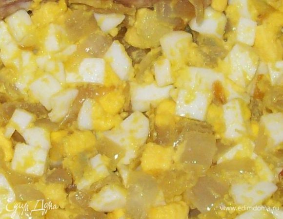 Отварные яйца нарезать средним кубиком. Лук обжарить на растительном масле до золотистого цвета. Смешать лук и яйца.