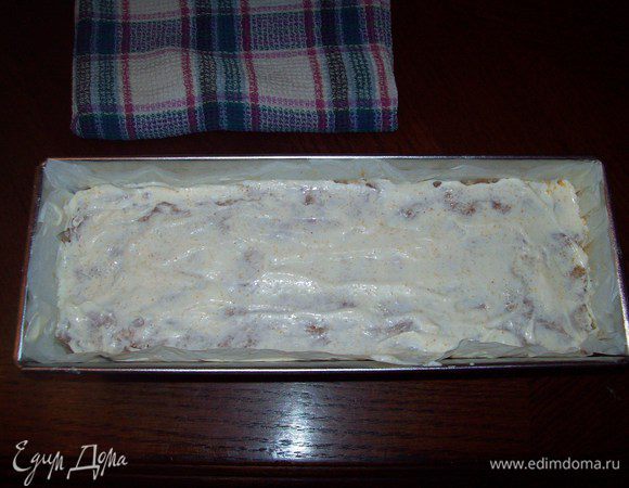 Сверху рулет смазать майонезом,в который предварительно добавите по вкусу сухого чеснока.