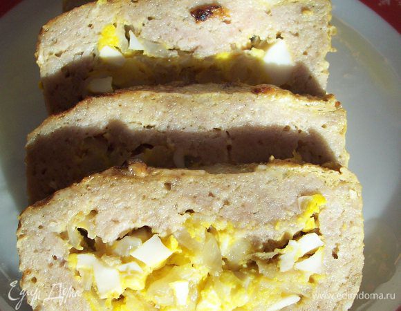 Отправляем рулет в духовку, разогретую до 180-200 гр. минут на 40 до зарумянивания (по времени ориентируйтесь на свою духовку).
Если у вас нет формы для выпечки вы можете сформировать рулет на противне, как и делала моя мама.

Это блюдо прекрасно как в горячем, так и в холодном виде.