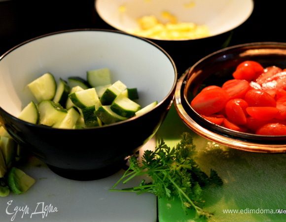 Приготовим все овощи и авокадо, очистив и порезав кубиками.