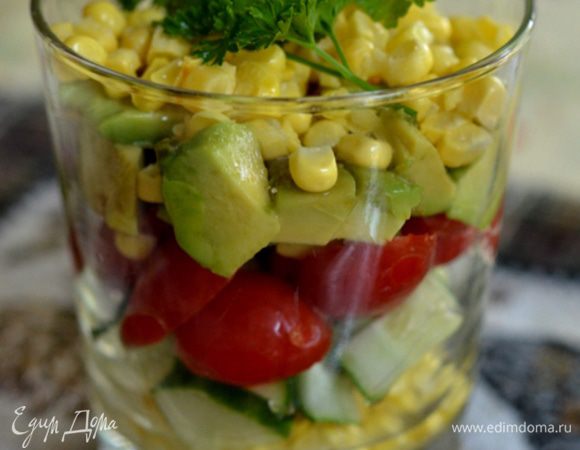 Раскладываем по бокалам с широким горлом. Сверху приправим олив. маслом смешанным с лимонным соком, солью и перцем. Украсим петрушкой. Подаем к столу.