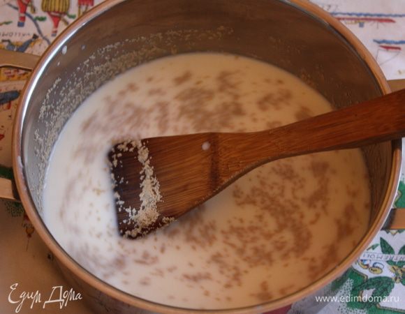Для начала сделаем тесто. Для этого немного подогрейте молоко, добавьте воду и сахар. Всыпьте дрожжи и перемешайте деревянной ложкой.