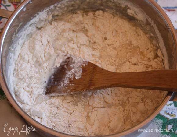 Добавьте сметану, соль и растительное масло, все перемешайте и начинайте всыпать муку.