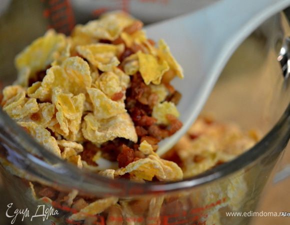 Бекон обжарить до хруста. Переложить на бумажное полотенце, поломать.
По рецепту десерт делают в квадратной форме, застелив ее бумагой для выпечки. Я решила сделать в порционных формочках для маффинов, выложив в каждый стаканчик из тонкой фольги стаканчики.
Смешаем в емкости сириал из кукурузных хлопьев или риса с беконом.