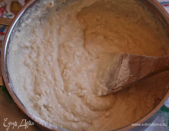 Я засыпаю ее примерно в три приема, каждый раз хорошо перемешивая.