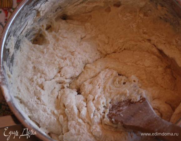 Когда добавите всю муку, тесто станет очень тяжело мешать. Муки может понадобиться чуть больше или меньше. Не переживайте — тесто возьмет столько муки, сколько ему нужно.