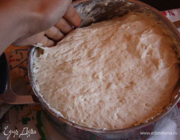 Теперь нужно обмять тесто. Тем самым мы насыщаем тесто воздухом. Для этого мокрой рукой отодвиньте тесто от стенок. Оставьте его еще на полчаса в теплом месте. Повторите процесс еще 2 раза.