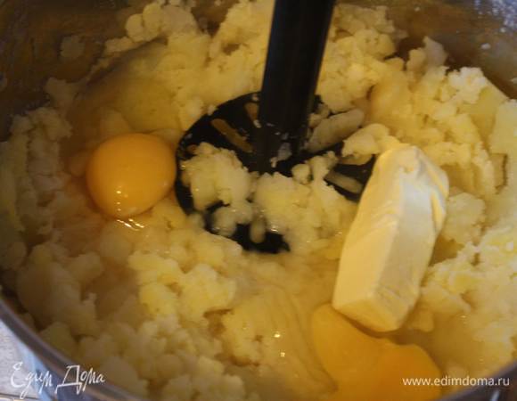 После первого обминания поставьте варить очищенный и нарезанный картофель. Как сварится, разомните его, добавляя яйца и сливочное масло.