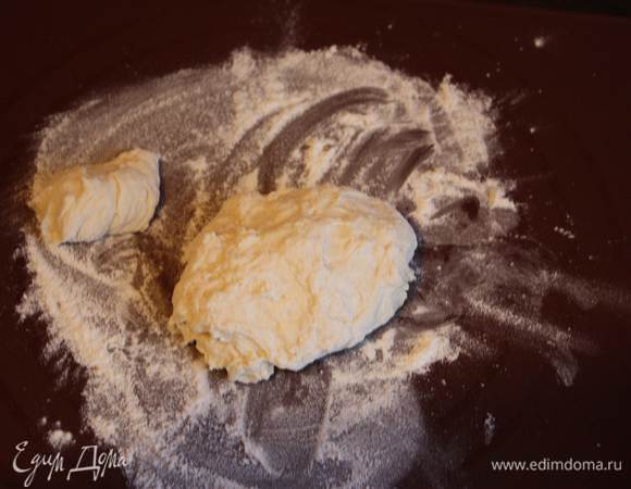 Теперь приступаем к тесту. На рабочую поверхность насыпьте немного муки, оторвите небольшой кусочек теста, немного обваляйте в муке и сформируйте лепешку.