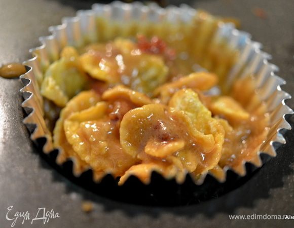 По рецепту предлагается перемешать бекон с хлопьями и готовой массой теплой залить, перемешать и вылить в форму.
Я разложила по формочкам равное кол-во смеси бекона с хлопьями и залила каждый стаканчик этой смесью. Если будет делать также, используйте на каждую ячейку по 2 ч.л этой смеси из масла, а затем уже все остатки распределить по ячейкам, чтоб получилось ровно. И ложкой чайной каждую ячейку перемешать.