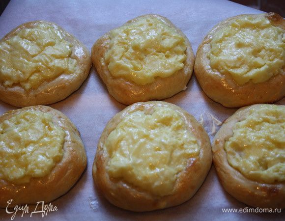 Достаньте из духовки, смажьте растопленным сливочным маслом и накройте полотенцем, оставьте на 30 минут.