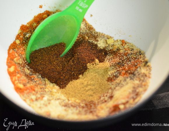 Смешать все специи сухие в емкости.