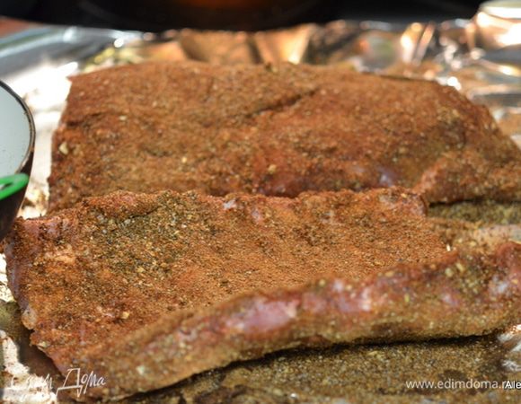 Обсыпать этой смесью ребрышки с обеих сторон. Завернуть в фольгу ребра. Положить в холодильник на 2 часа или ночь. До приготовления достать из холодильника за час.