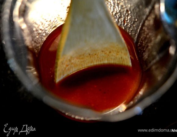 Смешаем соус барбекю с пивом в емкости.