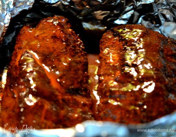 Выльем поверх ребрышек, чтоб они полностью со всех сторон были в этом соусе. Смажем кисточкой. Фольга плотная не даст соусу уйти. И вернем в духовку или на гриль, закрыв опять фольгой еще на 1 час.