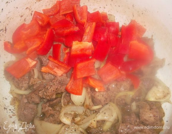 Сладкий перец нарежьте средним кубиком и добавьте к мясу. Тушите еще 10 минут.