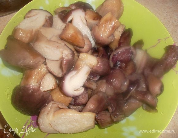 Грибы нарежьте крупными кусочками. Если у вас шампиньоны, то их можно просто нарезать и добавлять к мясу. У меня же были замороженные лесные грибы (маслята и белые), которые были заранее отварены, я их просто разморозила.