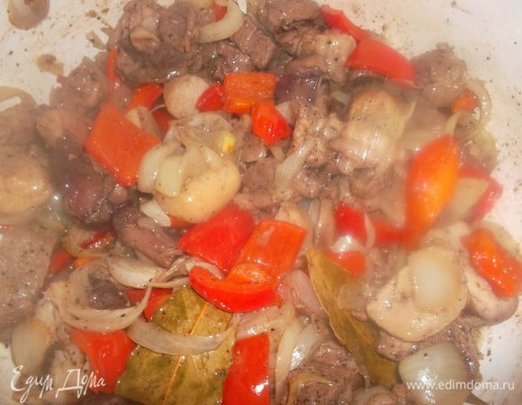 Добавьте грибы к мясу и продолжайте тушить под закрытой крышкой около 20 минут.