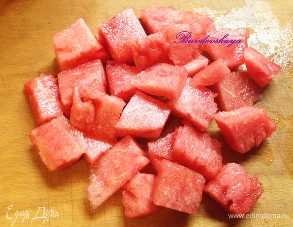  Из мякоти арбуза вынуть семечки и нарезать крупными кубиками. Выложить на тарелку.