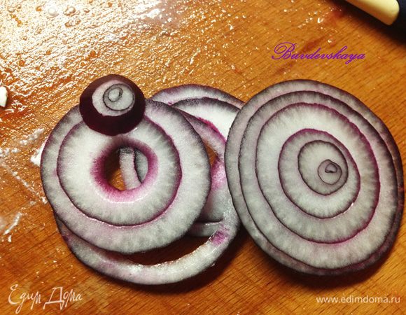 Лук вымыть, очистить и порезать тонкими кольцами.