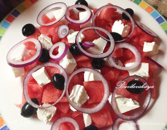 Фету нарезать кубиками (примерно 1 см на 1 см). Выложить сверху на арбуз, затем выложить маслины и лук. Полить оливковым маслом и бальзамическим соусом. С тимьяна снять листики и посыпать салат сверху. ENJOY !