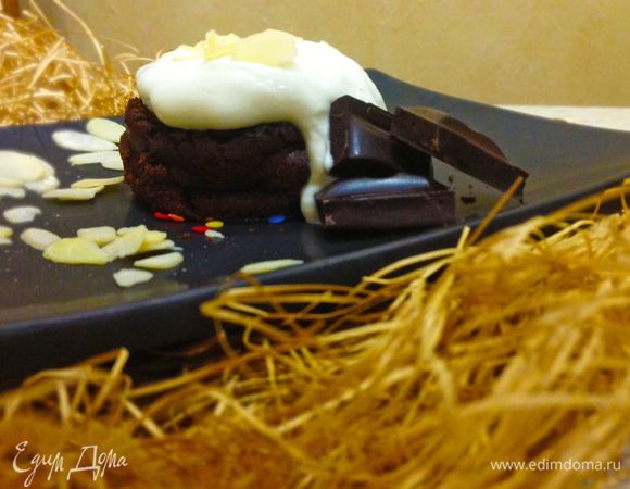 Выложить фондан на блюдо, сверху выложить сливки, посыпать миндальными лепестками. Для красивой сервировки можно выложить поломанный шоколад. Приятного аппетита!!! 
