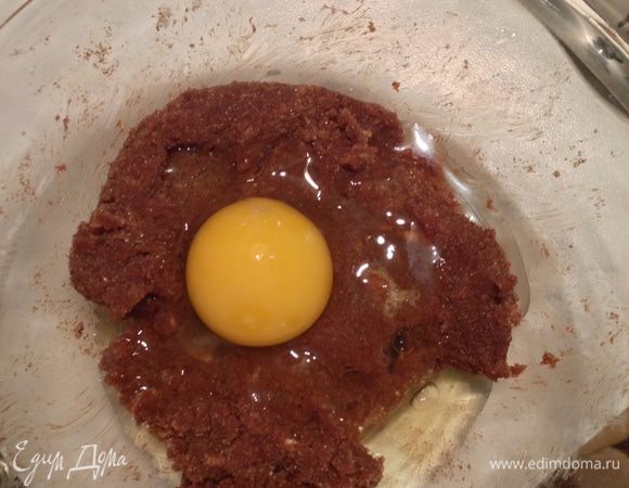 Добавить яйцо и хорошо перемешать