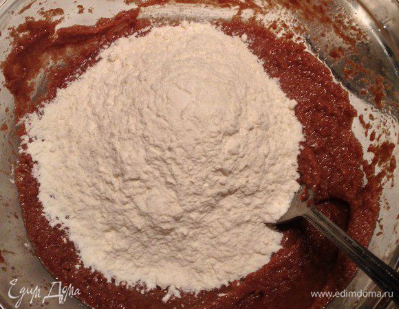 Положить муку с разрыхлителем и замесить мягкое тесто.
