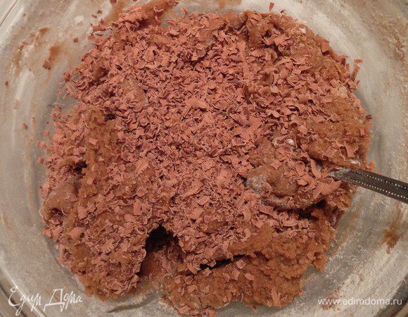 Натереть шоколад (у меня был только молочный, но и также хорошо использовать темный). 