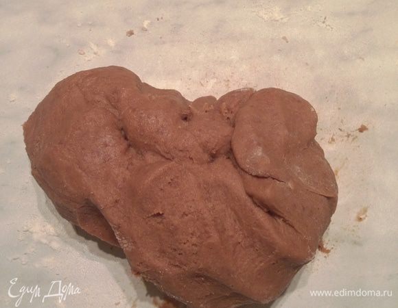 Вымешать и положить тесто в холодильник на 20 минут. Затем отделить от него небольшой кусок, а остальное держать в холодильнике, чтобы масло не таяло.