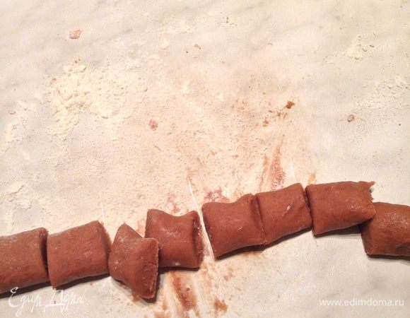 Скатать в колбаску и разделить на равные части. Затем каждый кусочек скатать в шарик.