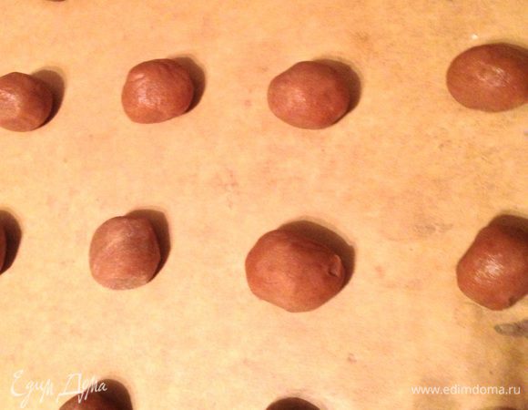 И положить на противень, застеленный бумагой для выпечки, но не близко друг от друга, т.к. они будут немного расплываться. Разогреть духовку до 180 градусов и выпекать 15-20 минут в зависимости от типа духовки.