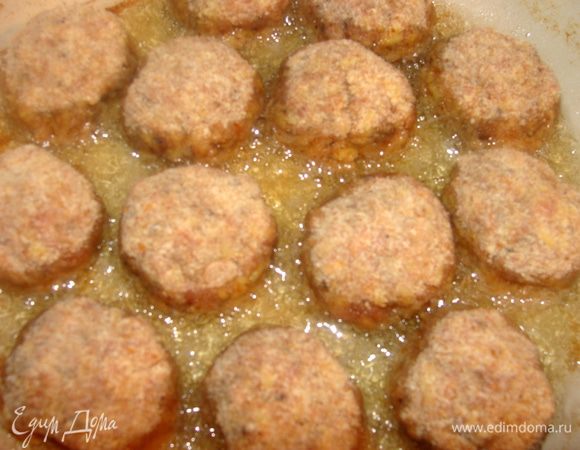 Обжарить зразы  до золотистой корочки. Выложить в форму для запекания.