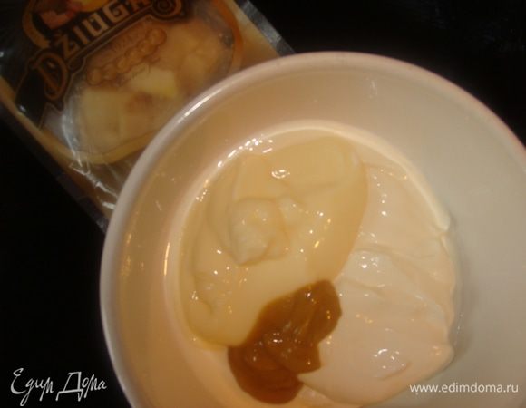 Для соуса смешать сметану, майонез и горчицу. Полить соусом зразы.