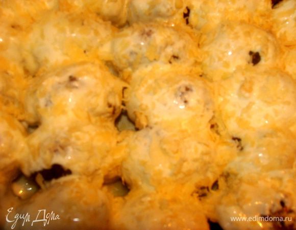 Сыр Джюгас натереть на средней терке, посыпать поверх соуса. Поставить в разогретую духовку до 220* на 5-7 минут. 
Приятного аппетита!