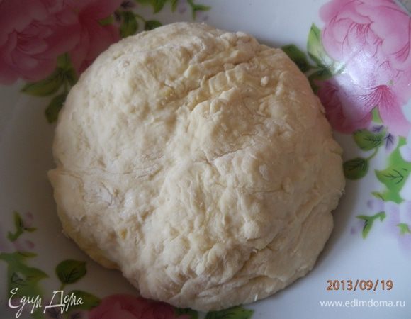 Муку просеять, добавить соль, 1 яйцо и воду сколько возьмет тесто. замесить и поставить в холодильник на 30 минут