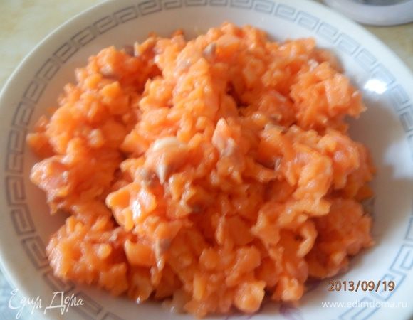 Филе рыбы мелко рубим ножом - так будет намного сочнее. Лук также мелко рубим. Смешиваем, добавляем соль перец по вкусу. И делаем пельмешки.