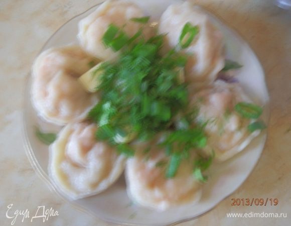 Варить в слегка подсоленной воде с лавровым листом 7 минут. Перед подачей посыпать зеленью и положить кусочек сливочного масла.