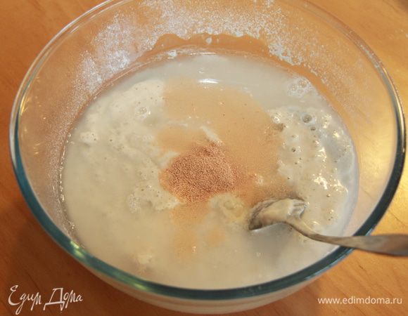 На следующее утро  смешать муку, дрожжи, опару и 250 г воды на низкой скорости в чаше миксера или вручную. 