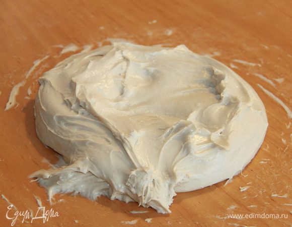 Добавить соль и перемешать на низкой скорости, пока соль не растворится. После автолиза тесто нужно месить  до 4 минут в комбайне или 10-15 минут руками. 