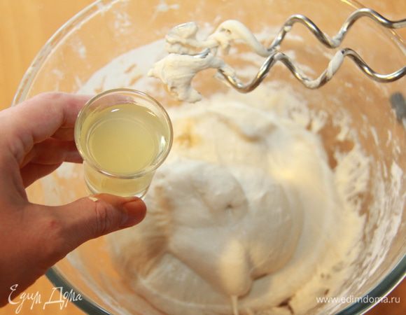 Добавить ликер. Тесто получается довольно липкое, но это нормально!