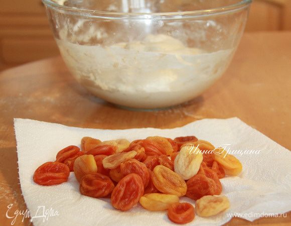 Курагу предварительно залить кипятком, дать время для набухания. Воду слить, курагу просушить бумажным полотенцем. 