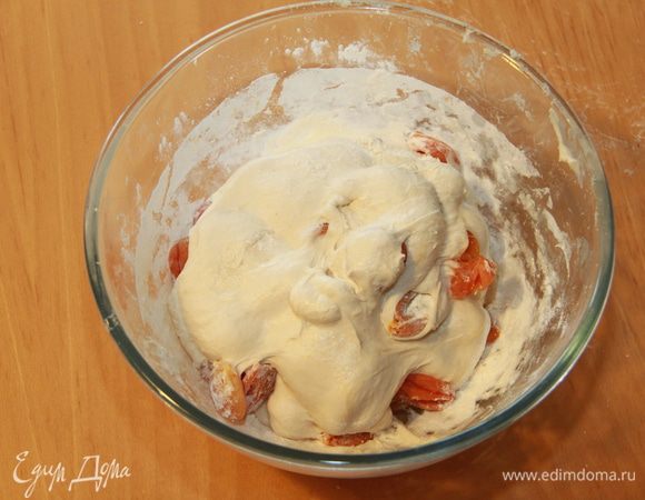 Добавить курагу в тесто.