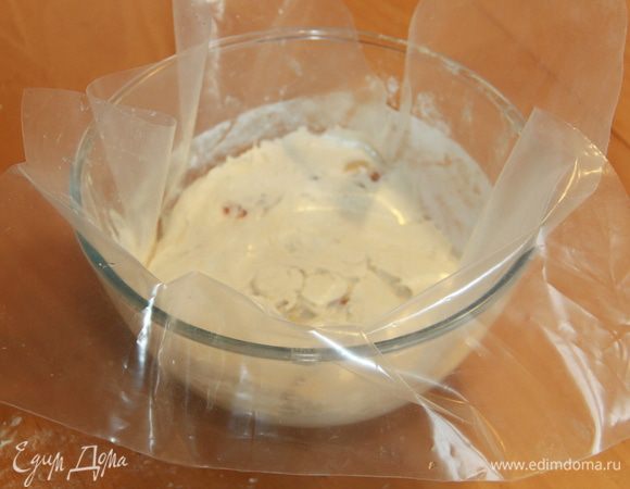 Положить тесто в смазанный растительным маслом контейнер с крышкой. Оставить на брожение около 2 часов, со складыванием или обминанием каждые 30 минут.