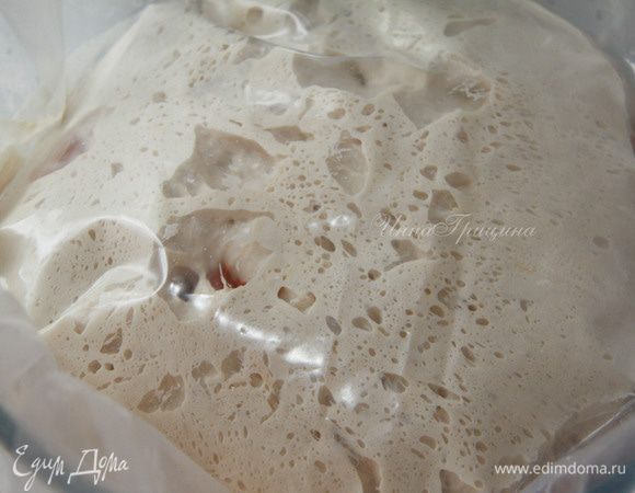  Затем поместите тесто в холодильник на два-три часа (это замедлит брожение и поможет создать вкус).  