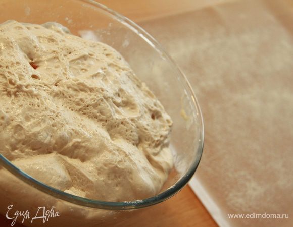 Тесто вынуть из холодильника, приготовить бумагу для выпечки или коврик.